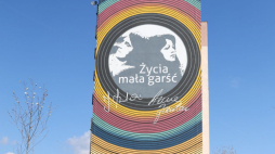 Warszawa, 11.04.2023. Mural przedstawiający Annę Jantar i Jarosława Kukulskiego na warszawskich Bielanach. Fot. PAP/R. Guz