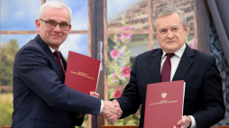 Wicepremier, minister kultury i dziedzictwa narodowego Piotr Gliński (P) i prezes Stowarzyszenia Dzieje Tomasz Łęcki (L) na podpisaniu umowy powołującej Centrum Kultury Park Dzieje. Fot. PAP/J. Kaczmarczyk
