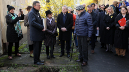 Wicepremier, minister kultury i dziedzictwa narodowego Piotr Gliński (front,C), dyrektor Muzeum Getta Warszawskiego Albert Stankowski (front,L), więzień getta warszawskiego Wacław Kornblum (front, 2P) i wiceminister kultury i dziedzictwa narodowego Jarosław Sellin (front,P) na uroczystości zakopania kapsuły czasu w ogrodzie dawnego szpitala dziecięcego Bersohnów i Baumanów. Fot. PAP/P. Supernak