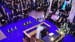 Warszawa, 19.04.2023. Prezydent RP A. Duda (3L), pierwsza dama RP A. Kornhauser-Duda (4L), prezydent Izraela I. Herzog (2L), pierwsza dama Izraela M. Herzog (L), prezydent Niemiec Frank-Walter Steinmeier (5L) i pierwsza dama Niemiec E. Buedenbender (6L) podczas uroczystości odsłonięcia tablicy upamiętniającej wizytę Naczelnego Rabina Palestyny w Synagodze Nożyków w 1946 roku. Fot. PAP/A. Lange