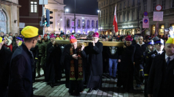Metropolita warszawski kard. Kazimierz Nycz (C) przewodniczy 27. Centralnej Drodze Krzyżowej na ulicach Warszawy. Fot. PAP/L. Szymański