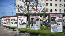 Uroczystość ponownego otwarcia plenerowej wystawy papieskiej "Ty nas obudziłeś, my Cię obronimy" przed siedzibą NSZZ „Solidarność” w Gdańsku. Fot. PAP/A. Warżawa