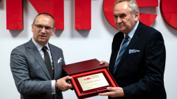 Dr Marcin Zarzecki, Prezes Zarządu Polskiej Fundacji Narodowej, otrzymał z rąk Andrzeja Kraśnickiego, Honorowego Prezesa Polskiego Komitetu Olimpijskiego, medal okolicznościowy 100-lecia PKOl. Źródło: www.facebook.com/olimpijski