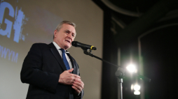 Wicepremier, minister kultury i dziedzictwa narodowego Piotr Gliński podczas pokazu filmu „Dwie Flagi” (ad) PAP/M. Obara