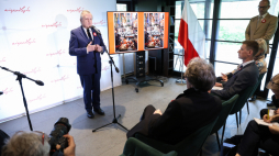 Wicepremier, minister kultury i dziedzictwa narodowego Piotr Gliński (C-L) podczas konferencji prasowej z okazji zbliżającego się Dnia Flagi Rzeczypospolitej Polskiej. Fot. PAP/R. Guz