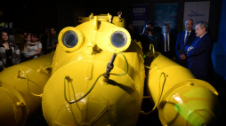 Wicepremier, minister kultury Piotr Gliński (P) i dyrektor Narodowego Muzeum Morskiego w Gdańsku Robert Domżał (2P) na otwarciu nowej wystawy czasowej "W toni. Polskie pojazdy podwodne ze zbiorów NMM w Gdańsku". Fot. PAP/A. Warżawa