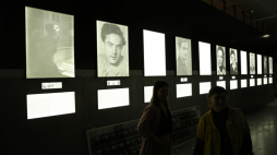 Prezentacja dla mediów wystawy "Wokół nas morze ognia. Losy żydowskich cywilów podczas powstania w getcie warszawskim" w Muzeum POLIN w Warszawie. Fot. PAP/R. Guz