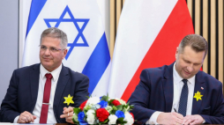Warszawa, 19.04.2023. Minister edukacji i nauki RP Przemysław Czarnek (P) i minister edukacji i nauki Izraela Jo'awe Kisz (L) podczas spotkania w gmachu MEiN w Warszawie. Tematem spotkania była współpraca w dziedzinie wizyt studyjnych zorganizowanych grup młodzieży. Fot. PAP/T. Gzell