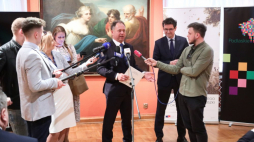 Prezes Fundacji im. ks. Jerzego Popiełuszko "Dobro" Marek Popiełuszko (C) podczas konferencji prasowej, poświęconej prezentacji projektu Muzeum bł. ks. Jerzego Popiełuszki w Okopach. Białystok, 21.04.2023. Fot. PAP/A. Reszko