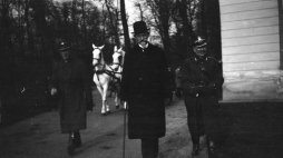 Prezydent Stanisław Wojciechowski i dwaj oficerowie w Łazienkach. Widoczni od prawej: płk Mariusz Zaruski, prezydent Stanisław Wojciechowski. Warszawa, 1923 r. Fot. NAC