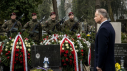 Kraków, 10.04.2023. Prezydent Andrzej Duda na Cmentarzu Rakowickim w Krakowie, gdzie złożył wieńce na grobach ofiar katastrofy smoleńskiej. Fot. PAP/Art Service