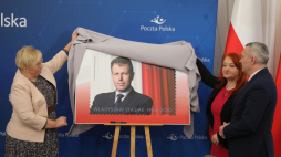 Szef Kancelarii Prezydenta Rzeczypospolitej Polskiej Grażyna Ignaczak-Bandych (L) i wdowa po Władysławie Stasiaku Barbara Stasiak (2P) podczas prezentacji znaczka pocztowego śp. Władysława Stasiaka. Fot. PAP/P. Supernak