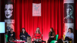 Warszawa, 25.04.2023. Krytyk teatralny Agata Adamiecka-Sitek (P), dramaturg Jan Czapliński (L), reżyserki Dorota Kowalkowska (2L) i Monika Strzępka (C) oraz wiceprezydent stolicy Aldona Machnowska-Góra (2P) podczas konferencji prasowej w Teatrze Dramatycznym m.st. Warszawy. Fot. PAP/T. Gzell 