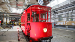 Prezentacja zrekonstruowanego tramwaju na terenie Zakładu Naprawy Tramwajów w Warszawie. Projekt odbudowy wagonu, ktory kursował po ulicach getta, był jednym z punktów obchodów 80. rocznicy wybuchu powstania w getcie warszawskim. Fot. PAP/A. Zawada