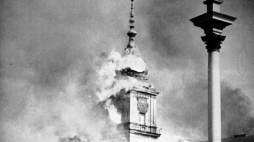 Płonący Zamek Królewski w Warszawie, zbombardowany przez Niemców we wrześniu 1939 r. Fot. PAP/CAF