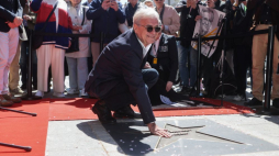 Łódź, 09.05.2023. Reżyser, scenarzysta i producent filmowy Jacek Bromski (C) został uhonorowany gwiazdą w Łódzkiej Alei Gwiazd na ul. Piotrkowskiej. Fot. PAP/M. Zubrzycki