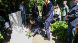 Warszawa, 31.05.2023. Prezes Fundacji Dziedzictwa Kulturowego Jan Żółtowski (C) przy nagrobku ministra rolnictwa i dóbr państwowych Stanisława Janickiego na Cmentarzu Ewangelicko-Reformowanym w Warszawie, 31 bm. Zakończyły się zorganizowane przez Fundację Dziedzictwa Kulturowego prace konserwatorskie przy nagrobkach ministrów II RP na stołecznych cmentarzach: Ewangelicko-Augsburskim i Ewangelicko-Reformowanym. Fot. PAP/T. Gzell