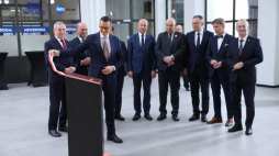Wilno, 02.05.2023. Premier Mateusz Morawiecki (3L), Minister do spraw Unii Europejskiej Szymon Szynkowski vel Sęk (2L), wicepremier Henryk Kowalczyk (L), pełnomocnik Rządu do spraw Polonii i Polaków za Granicą Jan Dziedziczak (4P), ambasador RP na Litwie Konstanty Radziwiłł (5P) i wiceminister spraw zagranicznych RP Arkadiusz Mularczyk (3P) podczas uroczystości otwarcia nowego skrzydła Domu Kultury Polskiej w Wilnie. Fot. PAP/R. Guz