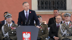 Warszawa, 03.05.2023. Prezydent RP Andrzej Duda (C), minister spraw zagranicznych Zbigniew Rau (2P), Dowódca Operacyjny Rodzajów Sił Zbrojnych gen. Tomasz Piotrowski (L) oraz szef Sztabu Generalnego Wojska Polskiego gen. Rajmund Andrzejczak (P) podczas uroczystości na Placu Zamkowym. Fot. PAP/P. Supernak
