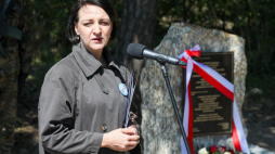 Złotopolice, 10.05.2023. Dyrektor Instytutu Pileckiego Magdalena Gawin podczas uroczystego odsłonięcia tablicy upamiętniającej Stefana Trzcińskiego, Ignacego Ambroziaka i Władysława Muchowskiego, którzy 21 listopada 1943 r. zostali powieszeni przez Niemców za pomoc Żydom. Tablica upamiętnia też Symchę Frosta i powieszonych wraz z nimi trzech mężczyzn, a także zamordowaną kilka tygodni później Stanisławę Trzcińską. Fot. PAP/P. Supernak