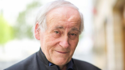 Warszawa, 28.04.2023. Historyk prof. dr hab. Janusz Odziemkowski przed siedzibą Polskiej Agencji Prasowej w Warszawie, 28 bm. Janusz Odziemkowski był gościem Studia PAP. Fot. PAP/A. Kalbar