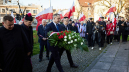 Gdańsk, 02.05.2023. Prezes Instytutu Pamięci Narodowej Karol Nawrocki (4L) i i dyrektor Oddziału IPN w Gdańsku Paweł Warot (5L) składaja kwiaty pod Pomnikiem bł. ks. Mariana Góreckiego w Gdańsku, 2 bm. Organizowane przez gdański oddział IPN uroczystości odbyły się w ramach obchodów 120. rocznicy urodzin duszpasterza. Fot. PAP/P. Matusewicz