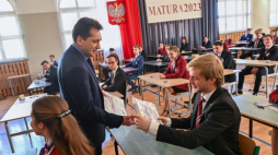 Szczecin, 04.05.2023. Egzamin maturalny z języka polskiego w XIII Liceum Ogólnokształcącym w Szczecinie, 4 bm. Tegoroczni absolwenci liceów ogólnokształcących, techników i szkół branżowych II stopnia przystąpili o godzinie 9.00 do obowiązkowego pisemnego egzaminu z języka polskiego na poziomie podstawowym. Fot. PAP/M. Bielecki