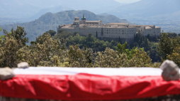 Widok na klasztor na Monte Cassino ze wzgórza 593. Fot. PAP/L. Szymański