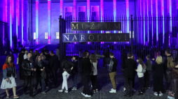 Warszawa, 15.05.2021. Kolejka do Muzeum Narodowego w Warszawie, 15. bm. podczas Nocy Muzeów. To 17. edycja tego wydarzenia w stolicy. Bierze w niej udział 180 placówek, 17 z nich po raz pierwszy. Część z nich jest otwarta stacjonarnie, wiele przygotowało także równolegle specjalne programy w internecie. Fot. PAP/L. Szymański