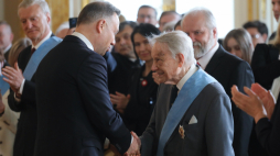 Warszawa, 03.05.2023, Zamek Królewski. Prezydent RP Andrzej Duda (C-L) wręczył Order Orła Białego więźniowi niemieckich obozów koncentracyjnych, ekonomiście, politykowi i działaczowi emigracyjnemu Stanisławowi Mieczysławowi Gebhardtowi (C-P) podczas uroczystości w ramach obchodów Święta Narodowego Trzeciego Maja. Fot. PAP/P. Supernak