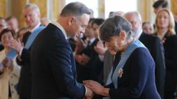 Warszawa, 03.05.2023, Zamek Królewski. Prezydent RP Andrzej Duda (L) wręczył Order Orła Białego kompozytorce oraz dyrygentce, wieloletniej dyrektor naczelnej i programowej Narodowej Orkiestry Symfonicznej Polskiego Radia Joannie Wnuk-Nazar (P) podczas uroczystości w ramach obchodów Święta Narodowego Trzeciego Maja. Fot. PAP/P. Supernak