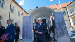 Warszawa, 10.05.2023. Wicepremier, minister kultury i dziedzictwa narodowego Piotr Gliński (C) podczas otwarcia wystawy multimedialnej „Powstali 1863–64” na dziedzińcu Ministerstwa Kultury i Dziedzictwa Narodowego. Fot. PAP/M. Obara