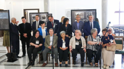 Warszawa, 24.05.2023. Z przodu: członek Polskiego Towarzystwa Sprawiedliwych wśród Narodów Świata T. Bukowiński (2L), K. Budnicka (2L) ze Stowarzyszenia Dzieci Holokaustu oraz D. Gładkowska (3P), z tyłu szef UdsKiOR J. J. Kasprzyk (4L), wiceminister rodziny i polityki społecznej A. Czerwińska (3P), poseł Lewicy M. Rutka (2P) oraz przewodniczący Rady ds. Rolnictwa i Obszarów Wiejskich przy prezydencie J. K. Ardanowski (P) w czasie otwarcia w Sejmie wystawy w 80. rocznicę Powstania w getcie. Fot. PAP/T. Gzell