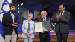 Warszawa, 24.05.2023. Ambasador Izraela w Polsce Jacow Livne (P) oraz członkowie rodziny odznaczonego medalem Mieczysława Lucerskiego: Joanna Adamczyk (2L), Piotr Adamczyk (L) i Zdzisław Kotański (2P) podczas uroczystości wręczenia medali i dyplomów honorowych „Sprawiedliwy wśród Narodów Świata” w Belwederze. Fot. PAP/P. Supernak 