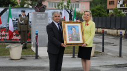 Cassino, Włochy, 18.05.2023. Ambasador RP w Republice Włoskiej Anna Maria Anders przed popiersiem generała Władysława Andersa w Cassino w ramach obchodów 79. rocznicy bitwy o Monte Cassino, . Fot. PAP/A. Zawada