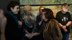 Wiceminister kultury i dziedzictwa narodowego Wanda Zwinogrodzka (L), kuratorka wystawy Katarzyna Chaber (2L) oraz żona artysty Bożena Ałaszewska (2P) podczas otwarcia wystawy pt. "Marek Ałaszewski. Malarstwo" w Kordegardzie – Galerii Narodowego Centrum Kultury w Warszawie. Fot. PAP/P. Nowak