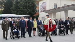 Ambasador RP we Włoszech Anna Maria Anders (6L), były żołnierz gen. Andersa i kapitan US Army w stanie spoczynku Krzysztof Flizak (3L) i mjr Stosław Kowalski (2P) z 5. Kresowej Dywizji Piechoty na obchodach 79. rocznicy bitwy o Monte Cassino przed popiersiem gen. Władysława Andersa w Cassino. Fot. PAP/A. Zawada