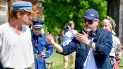 Reżyser filmu Artur Żmijewski (P) i aktor Kazimierz Mazur (L) na planie produkcyjnym filmu "Sami Swoi" w Muzeum Wsi Kieleckiej w Tokarni. Fot. PAP/P. Polak