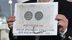 Kołobrzeg, 09.05.2023. Bulla papieża Bonifacego IX (1350–1404) została zaprezentowana na konferencji prasowej w Muzeum Miasta Kołobrzeg – Pałacu Braunschweigów. Fot. PAP/M. Bielecki