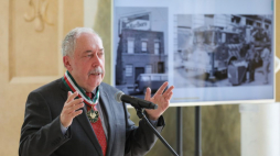 Warszawa, 08.05.2023. Fotograf Czesław Czapliński odznaczony medalem „Zasłużony Kulturze Gloria Artis” na wernisażu „New York, New York. Fotografie Czesława Czaplińskiego z Narodowego Archiwum Cyfrowego”, w Starej Oranżerii w Muzeum Łazienki Królewskie w Warszawie. Fot. PAP/P. Supernak