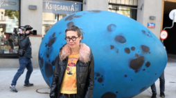 Artystka i autorka dzieła Joanna Rajkowska podczas odsłonięcia instalacji multimedialnej "Pisklę. Drozd śpiewak" na placu Pięciu Rogów w Warszawie. Fot. PAP/T. Gzell