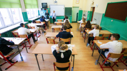 Uczniowie przed egzaminem ósmoklasisty w Szkole Podstawowej nr 21 im. Orląt Lwowskich w Gorzowie Wielkopolskim. Fot. PAP/L. Muszyński
