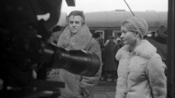 Aktorzy Andrzej Łapicki (Andrzej, reżyser filmu Wszystko na sprzedaż) i Elżbieta Czyżewska (Ela, żona aktora) podczas zdjęć do filmu pt. Wszystko na sprzedaż, w reżyserii Andrzeja Wajdy. Fot. PAP/L. Zielaskowski