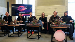 Od lewej: dyrektor programowy RMF Classic Paweł Pawlik, dyrektor Krakowskiego Biura Festiwalowego Carolina Pietyra, dyrektor artystyczny FMF, pełnomocnik prezydenta miasta Krakowa ds. kultury Robert Piaskowski, kompozytor i pianista Leszek Możdżer oraz kompozytorzy Łukasz Targosz i Simon Franglen podczas konferencji prasowej otwierającej 16. Festiwal Muzyki Filmowej w Krakowie. Fot. PAP/Art Service