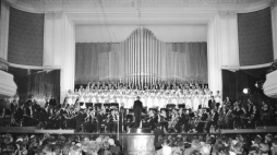 Koncert inauguracyjny I Międzynarodowego Festiwalu Muzyki Współczesnej w wykonaniu orkiestry symfonicznej Filharmonii Narodowej pod dyrekcją Bohdana Wodiczko i chóru Filharmonii Narodowej. Warszawa, 10.1956. Fot. PAP/CAF/H. Grzęda