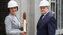 Warszawa, 15.05.2023. Wicepremier, minister kultury i dziedzictwa narodowego Piotr Gliński (P) oraz dyrektor Instytutu Pileckiego Magdalena Gawin (L) podczas uroczystości wmurowania kamienia węgielnego oraz kapsuły czasu w fundamenty nowej siedziby Instytutu Pileckiego, przy ulicy Siennej 82 w Warszawie. Fot. PAP/P. Supernak 