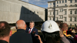 Wicepremier, minister kultury i dziedzictwa narodowego prof. Piotr Gliński (C) podczas wizyty na terenie budowy Interaktywnego Centrum Bajki i Animacji przy Studiu Filmów Rysunkowych w Bielsku-Białej. Fot. PAP/Z. Meissner