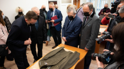 Wicepremier, minister kultury Piotr Gliński (2P), wojewoda małopolski Łukasz Kmita (L) i dyrektor krakowskiego Muzeum Narodowego Andrzej Szczerski (P) podczas wizyty w archiwum Małopolskiego Urzędu Wojewódzkiego. Minister zapoznał się ze stanem kolekcji przyszłego Muzeum Czynu Niepodległościowego. Kraków, 19.05.2023. Fot. PAP/Art Service