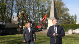 Prezes Instytutu Pamięci Narodowej Karol Nawrocki (P) oraz dyrektor Biura Upamiętniania Walk i Męczeństwa IPN Adam Siwek (L) podczas demontażu „pomnika wdzięczności Armii Czerwonej” w Głubczycach. Fot. PAP/K. Świderski