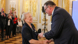 Szef UdSKiOR Jan Józef Kasprzyk (P) i odznaczona medalem Pro Patria Magdalena Kapuścińska (L) podczas uroczystej gali na Zamku Królewskim w Warszawie w ramach obchodów 100. rocznicy powołania Instytutu Józefa Piłsudskiego. Fot. PAP/P. Supernak